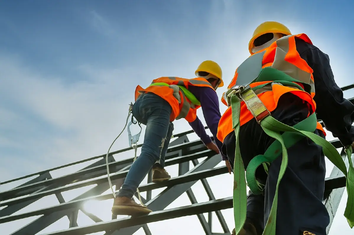 Profissionais com equipamentos de proteção em trabalho em altura