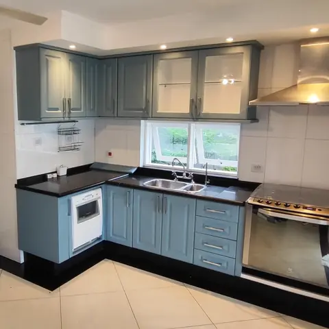 Cozinha em azul Pantone