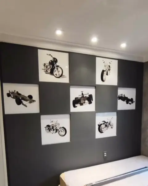 Quarto com parede escura e quadros