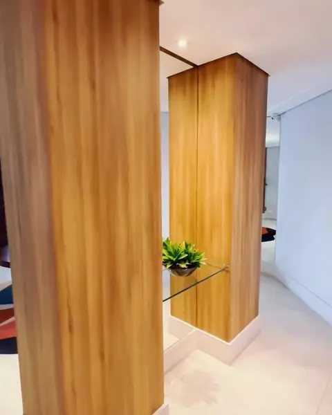 Colunas do hall em revestimento amadeirado