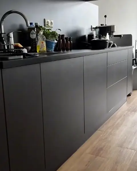 Cozinha preta com acabamento fosco