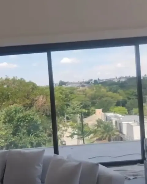 Película em sala com vista