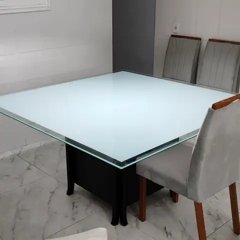 Vidro branco laqueado em mesa
