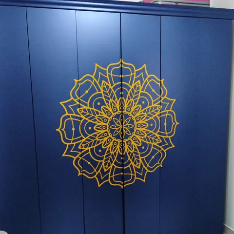Portas em azul com mandala personalizada