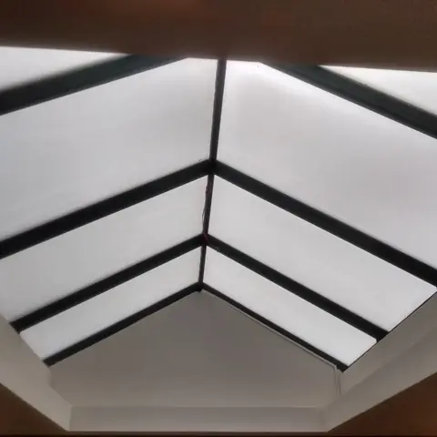 Película branca em claraboia