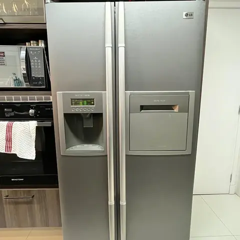 Geladeira em acabamento inox